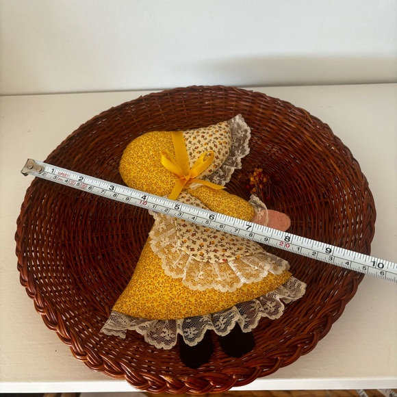 Handmade quilted "HOLLY HOBBIE" 3D BONNET GIRL Art holding dried flower bouquet - Picture 6 of 7